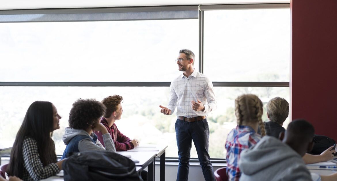 Pros and Cons of Working as an Associate Lecturer